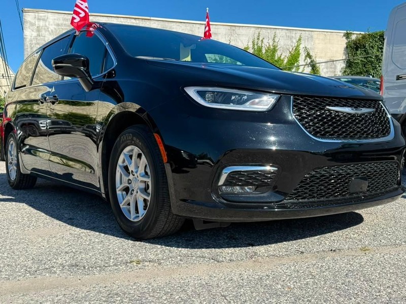 Chrysler Pacifica Vehicle Full-screen Gallery Image 4