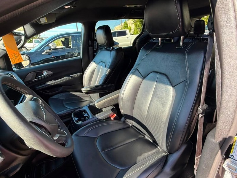 Chrysler Pacifica Vehicle Full-screen Gallery Image 5