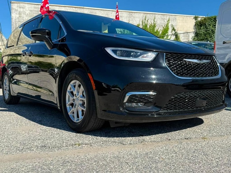 Chrysler Pacifica Vehicle Full-screen Gallery Image 6