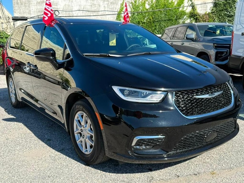 Chrysler Pacifica Vehicle Full-screen Gallery Image 7