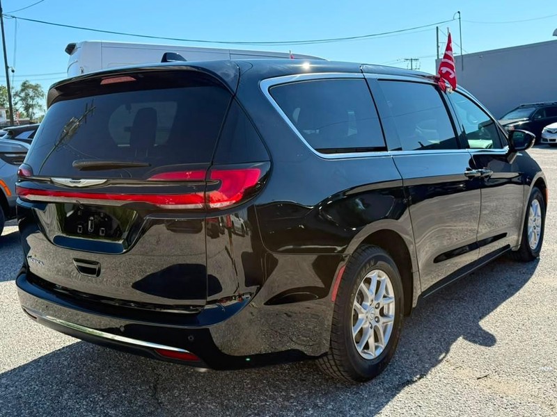 Chrysler Pacifica Vehicle Full-screen Gallery Image 8