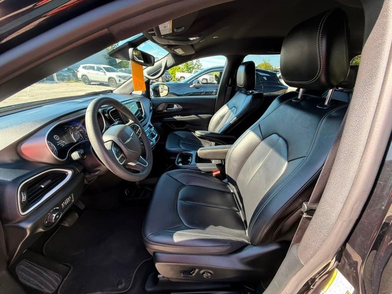 Chrysler Pacifica Vehicle Full-screen Gallery Image 9