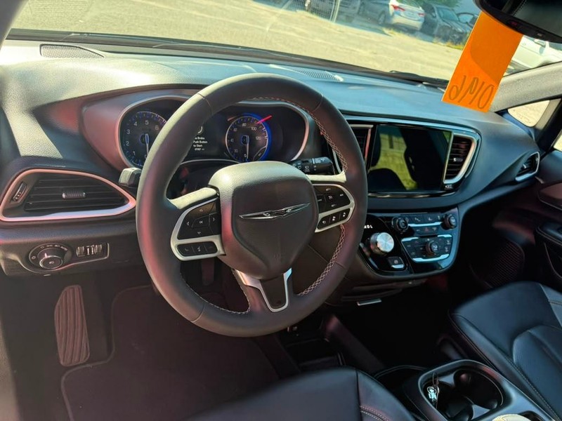 Chrysler Pacifica Vehicle Full-screen Gallery Image 10