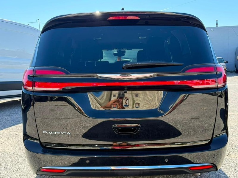 Chrysler Pacifica Vehicle Full-screen Gallery Image 11