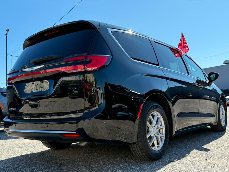 Chrysler Pacifica Vehicle Full-screen Gallery Image 12
