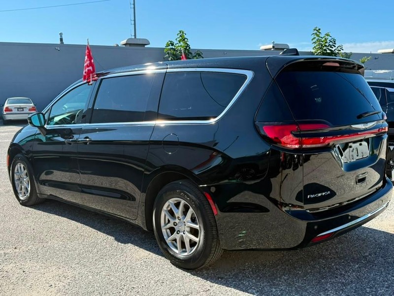 Chrysler Pacifica Vehicle Full-screen Gallery Image 13