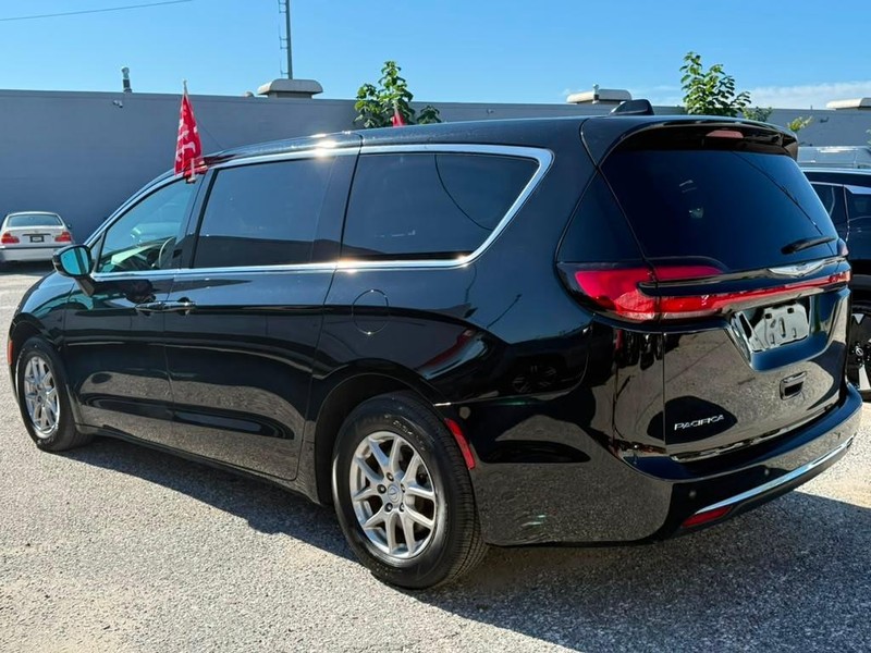 Chrysler Pacifica Vehicle Full-screen Gallery Image 14
