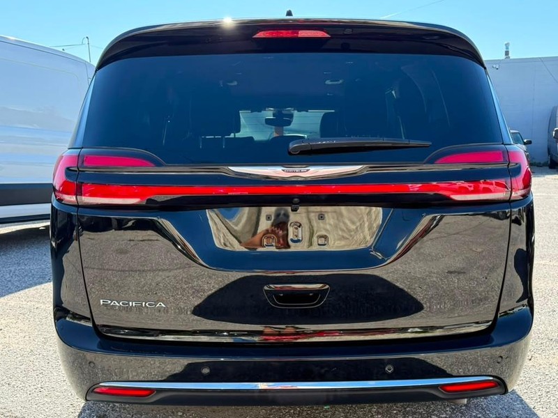 Chrysler Pacifica Vehicle Full-screen Gallery Image 15
