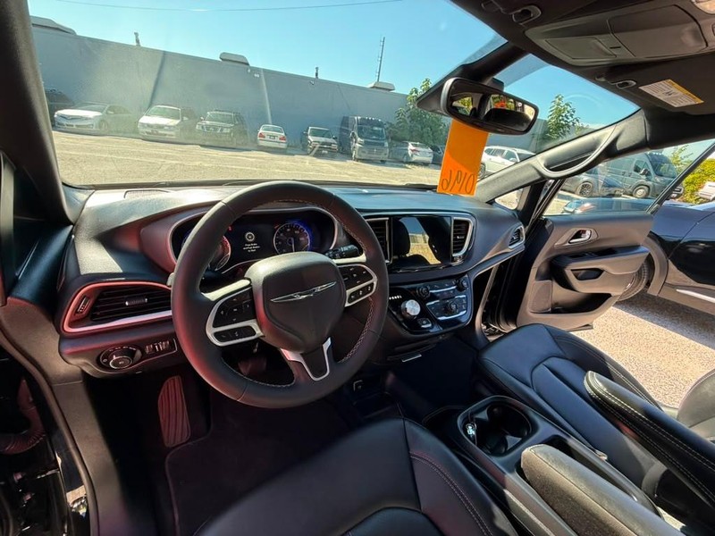 Chrysler Pacifica Vehicle Full-screen Gallery Image 16