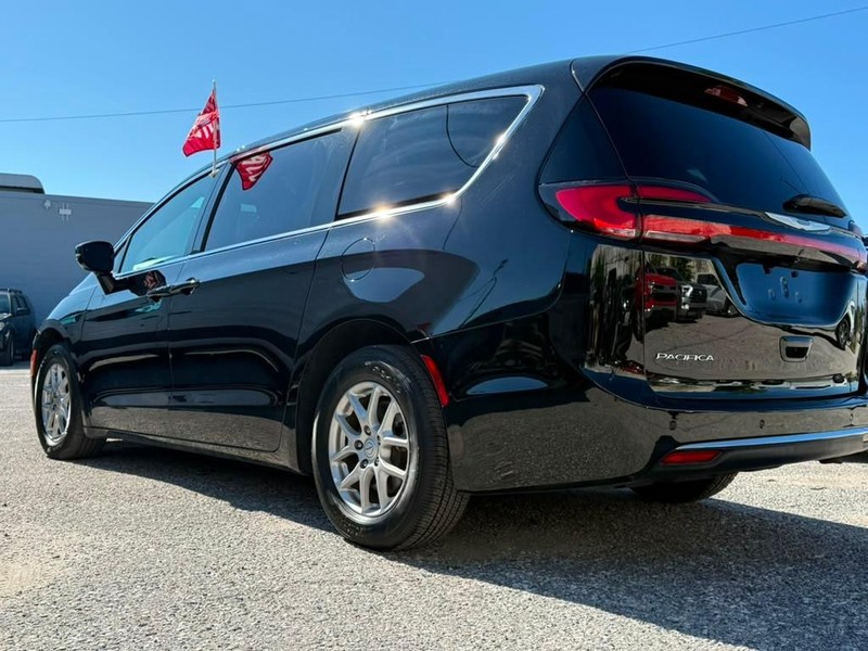Chrysler Pacifica Vehicle Full-screen Gallery Image 17