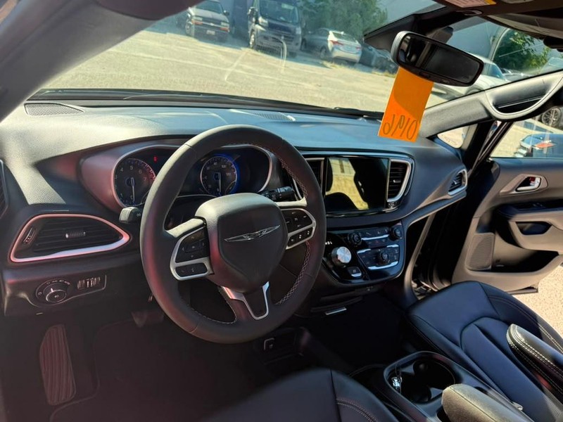 Chrysler Pacifica Vehicle Full-screen Gallery Image 18