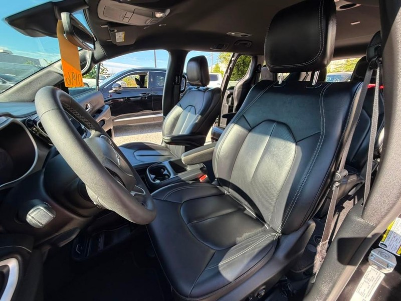 Chrysler Pacifica Vehicle Full-screen Gallery Image 19