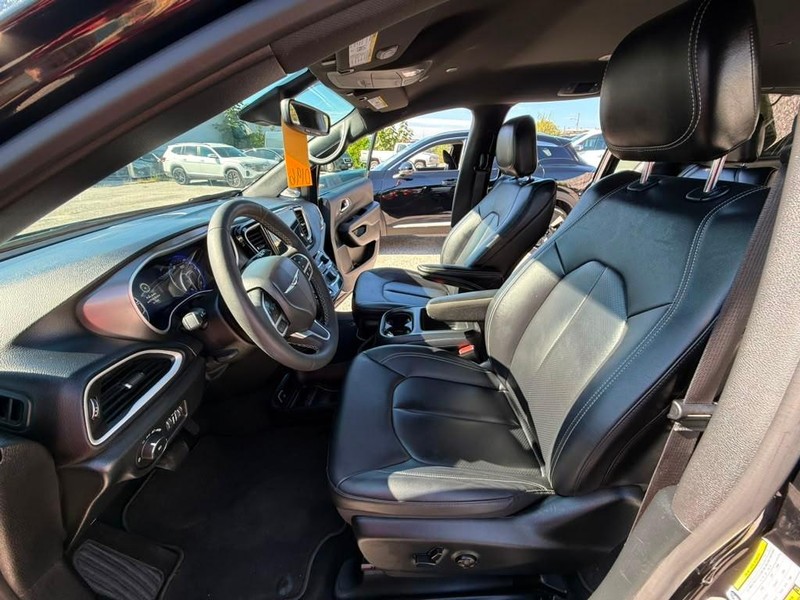 Chrysler Pacifica Vehicle Full-screen Gallery Image 20