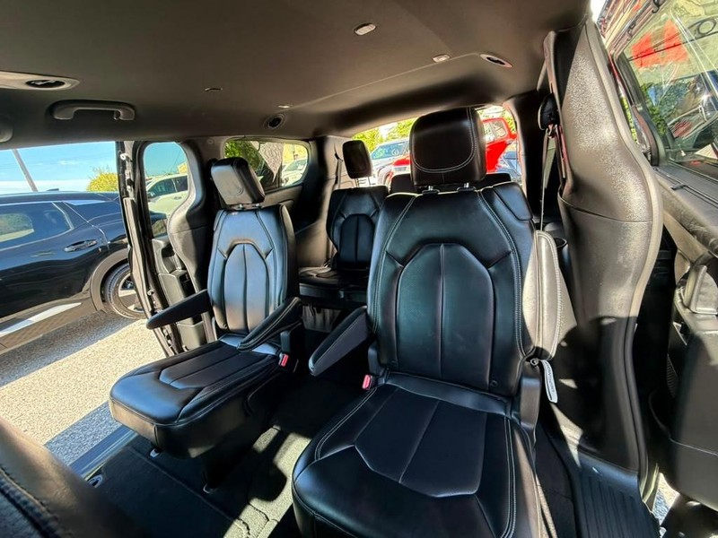 Chrysler Pacifica Vehicle Full-screen Gallery Image 21