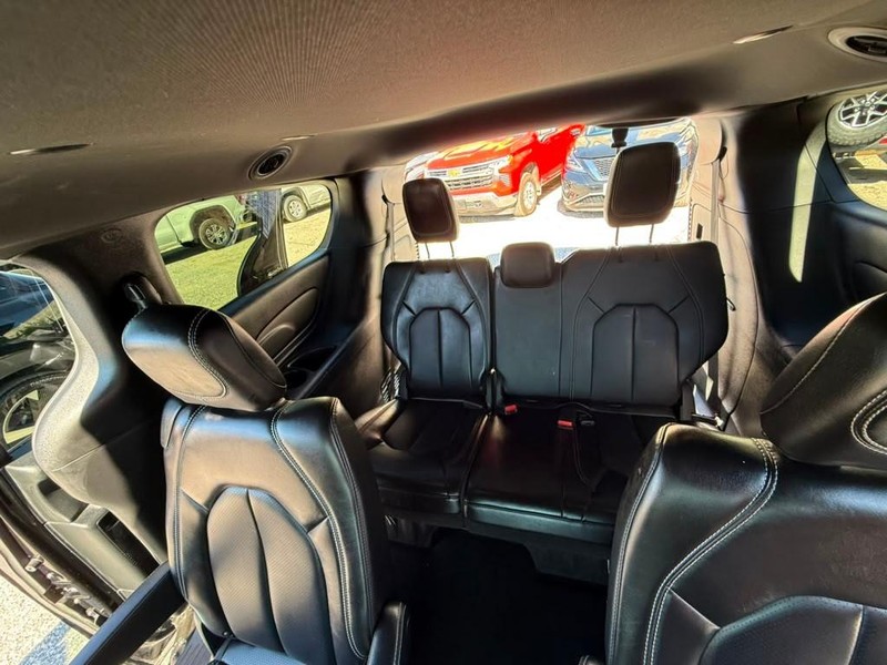 Chrysler Pacifica Vehicle Full-screen Gallery Image 22