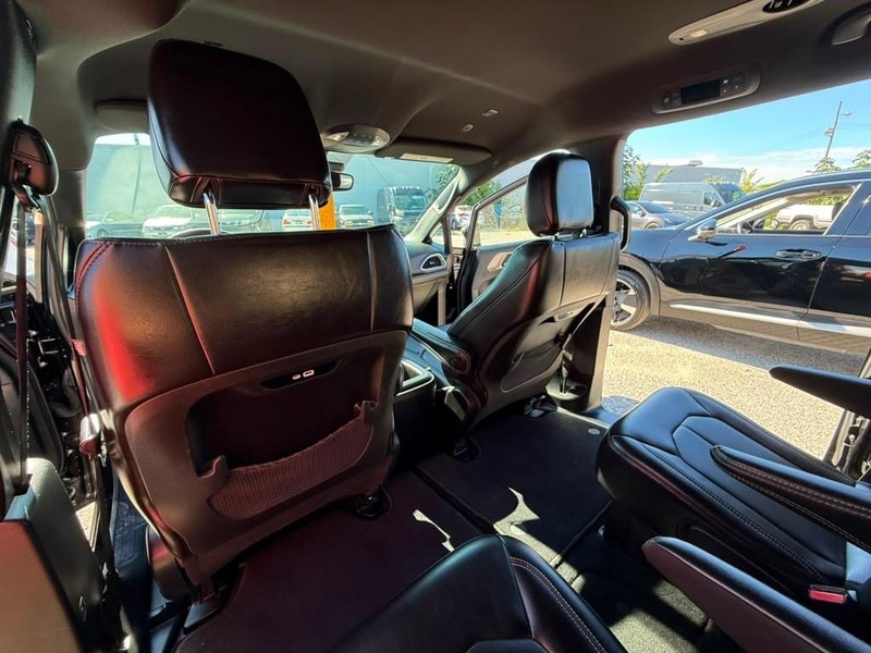 Chrysler Pacifica Vehicle Full-screen Gallery Image 23