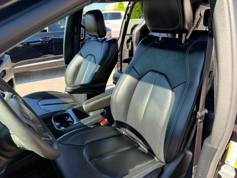 Chrysler Pacifica Vehicle Full-screen Gallery Image 24