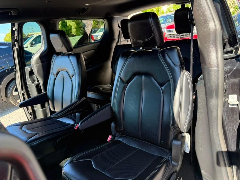 Chrysler Pacifica Vehicle Full-screen Gallery Image 26