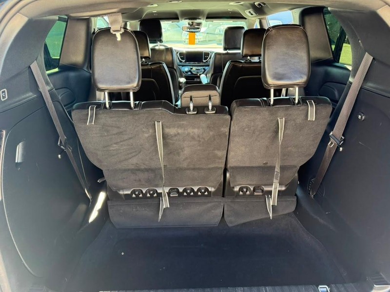 Chrysler Pacifica Vehicle Full-screen Gallery Image 29