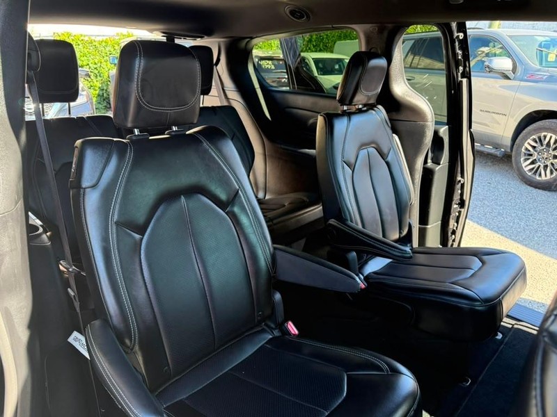 Chrysler Pacifica Vehicle Full-screen Gallery Image 31