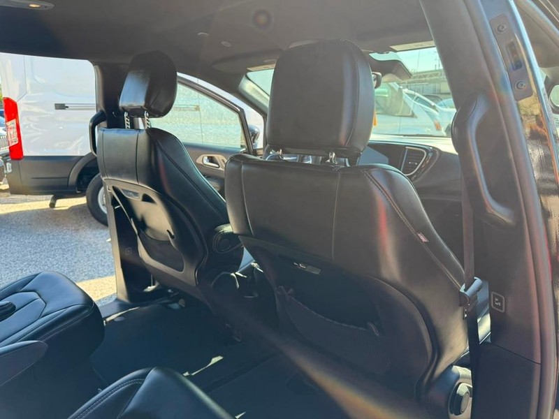 Chrysler Pacifica Vehicle Full-screen Gallery Image 32