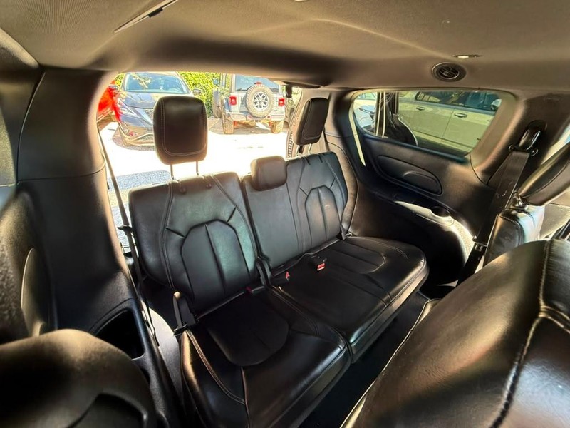 Chrysler Pacifica Vehicle Full-screen Gallery Image 33