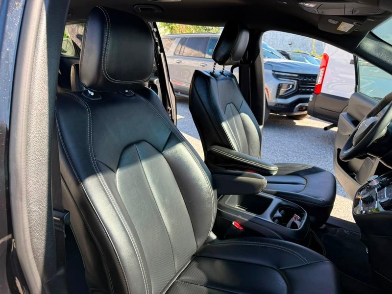 Chrysler Pacifica Vehicle Full-screen Gallery Image 34