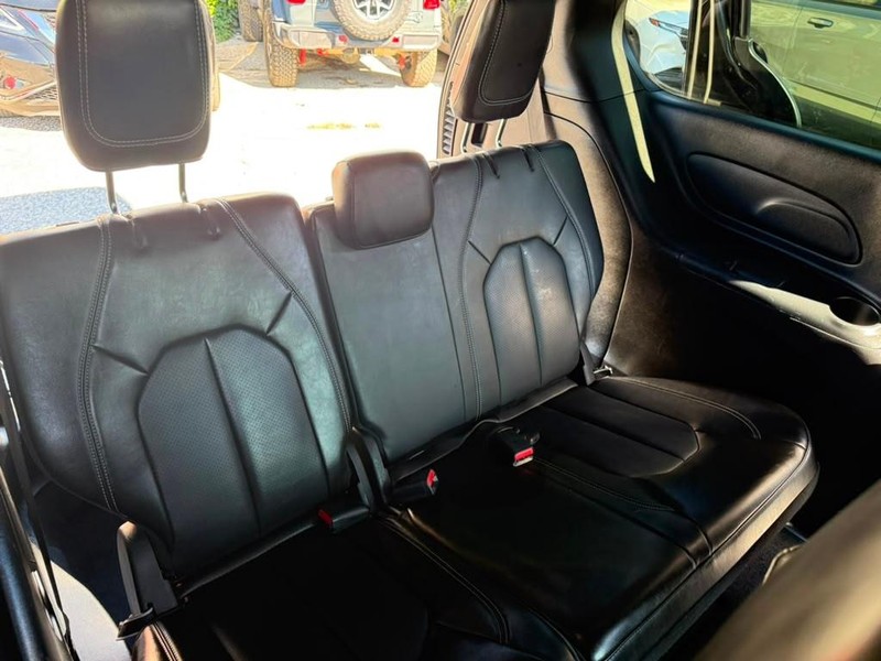 Chrysler Pacifica Vehicle Full-screen Gallery Image 35