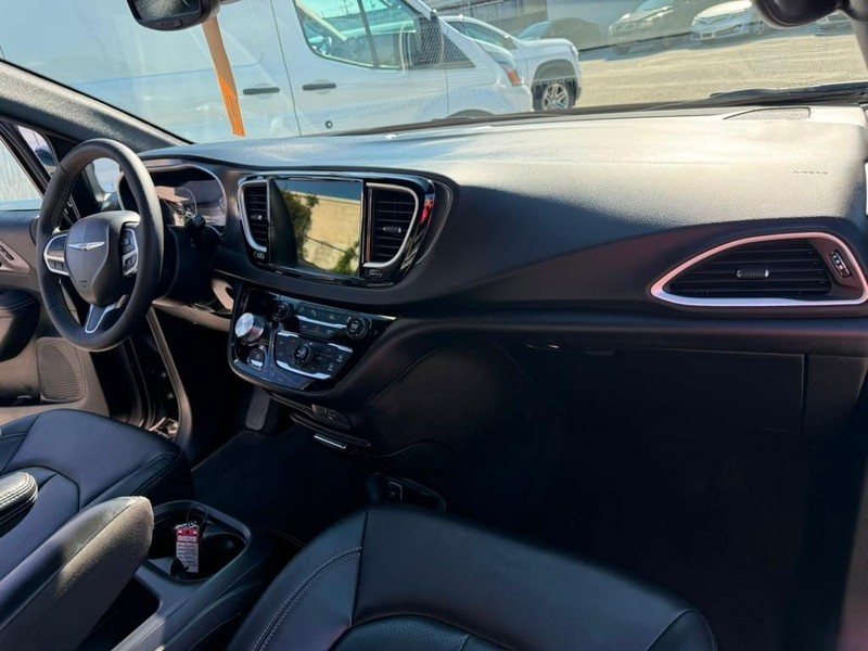Chrysler Pacifica Vehicle Full-screen Gallery Image 36