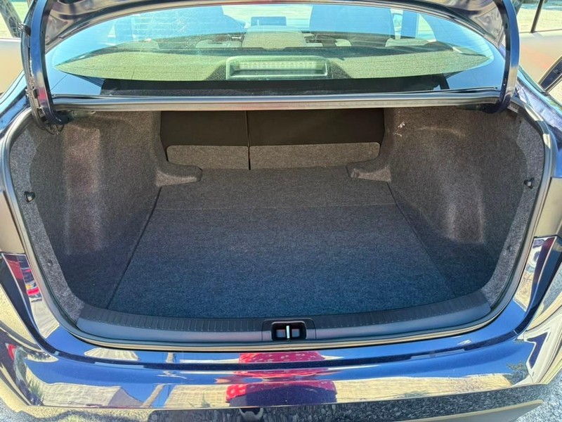 Toyota Corolla Vehicle Full-screen Gallery Image 9