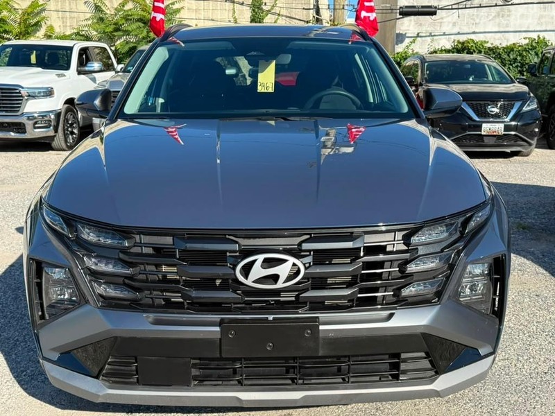 Hyundai Tucson Vehicle Full-screen Gallery Image 2