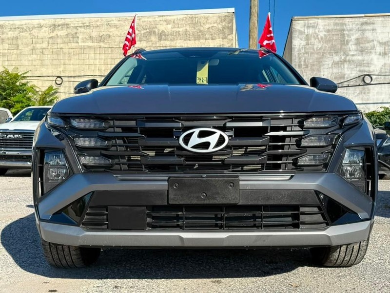 Hyundai Tucson Vehicle Full-screen Gallery Image 3