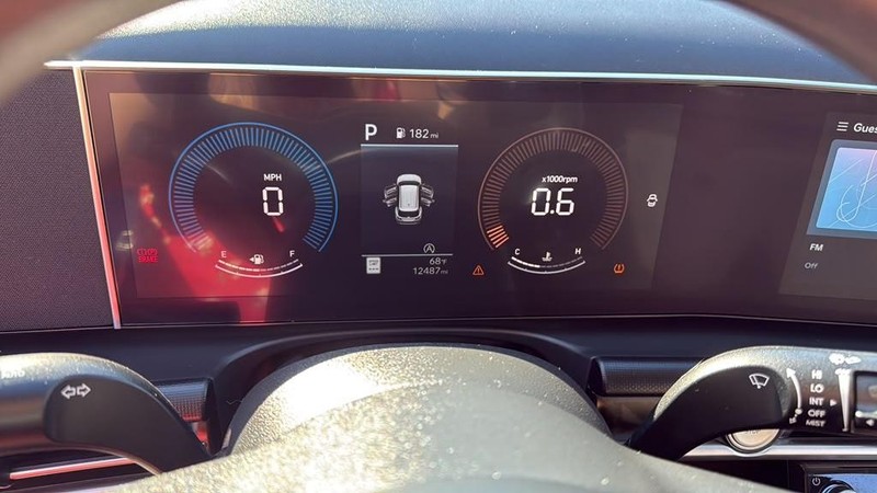 Hyundai Tucson Vehicle Full-screen Gallery Image 11