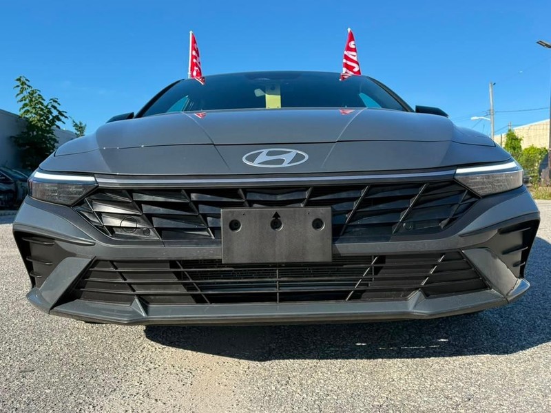 Hyundai Elantra Vehicle Full-screen Gallery Image 3