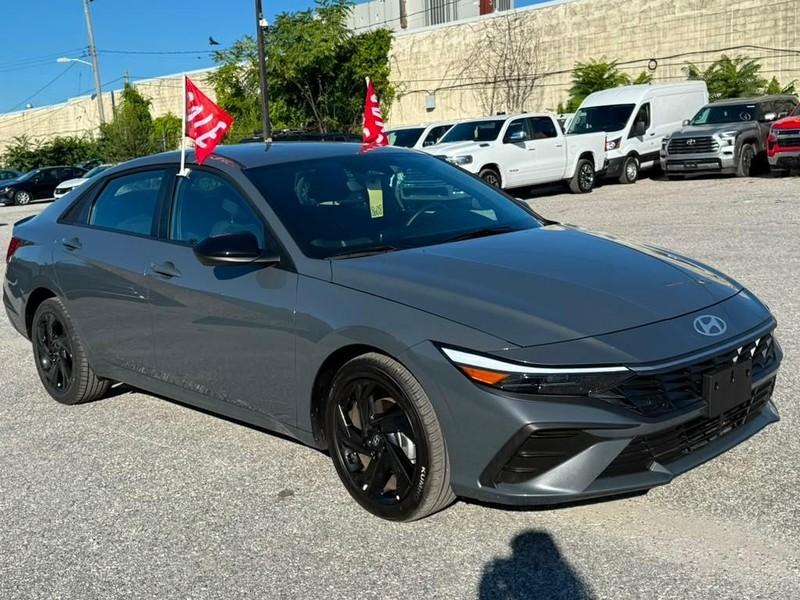 Hyundai Elantra Vehicle Full-screen Gallery Image 4