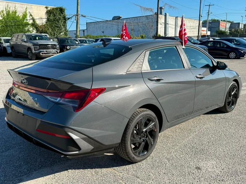 Hyundai Elantra Vehicle Full-screen Gallery Image 6