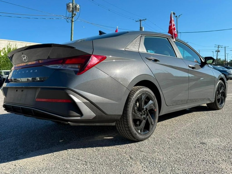 Hyundai Elantra Vehicle Full-screen Gallery Image 7