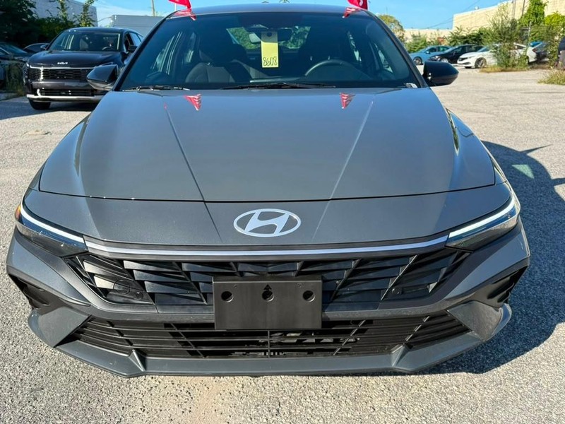 Hyundai Elantra Vehicle Full-screen Gallery Image 8