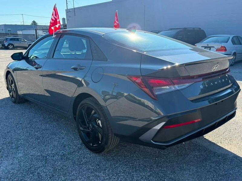 Hyundai Elantra Vehicle Full-screen Gallery Image 9