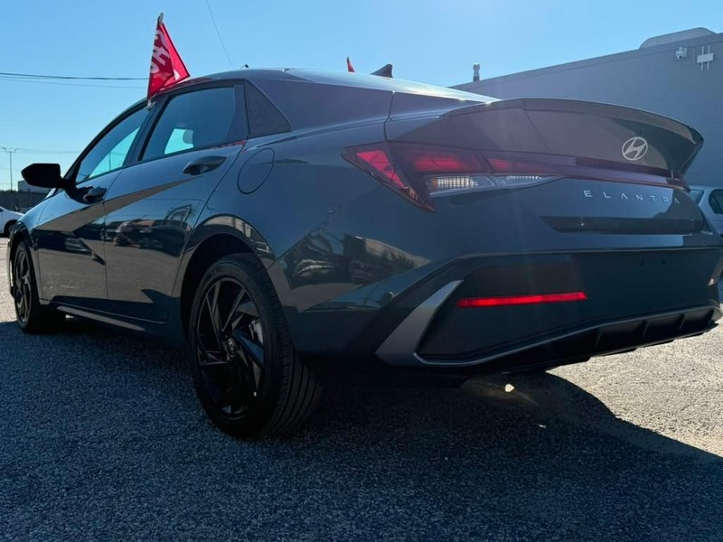 Hyundai Elantra Vehicle Full-screen Gallery Image 10