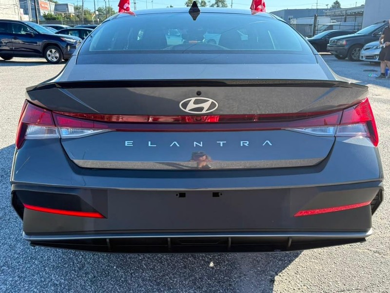 Hyundai Elantra Vehicle Full-screen Gallery Image 11
