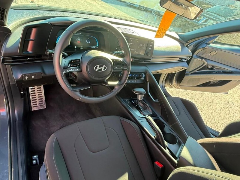 Hyundai Elantra Vehicle Full-screen Gallery Image 12