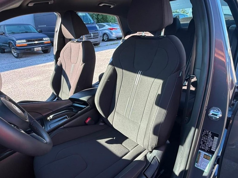 Hyundai Elantra Vehicle Full-screen Gallery Image 13