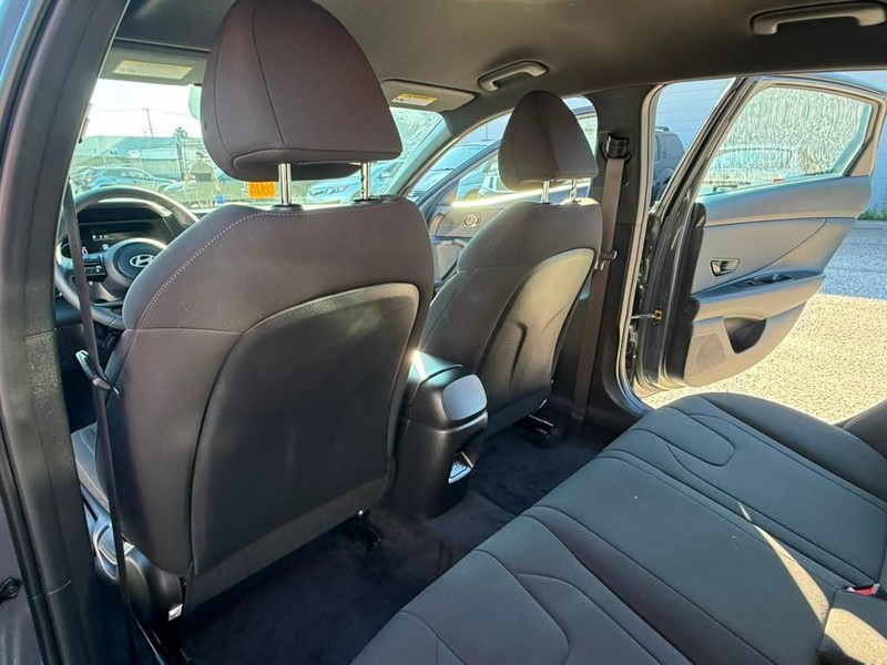 Hyundai Elantra Vehicle Full-screen Gallery Image 14