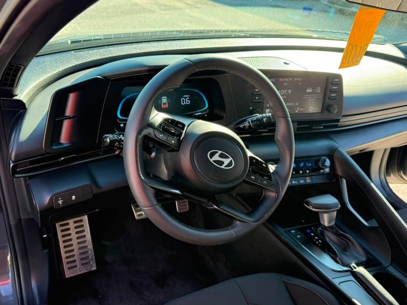 Hyundai Elantra Vehicle Full-screen Gallery Image 15