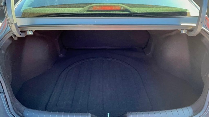 Hyundai Elantra Vehicle Full-screen Gallery Image 16
