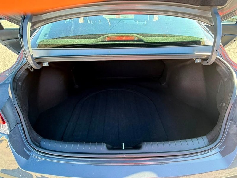Hyundai Elantra Vehicle Full-screen Gallery Image 17