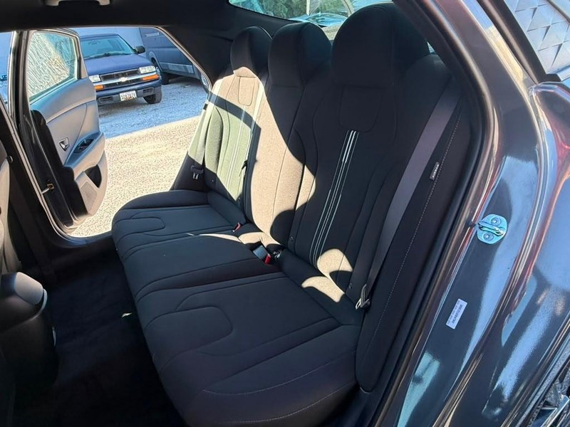 Hyundai Elantra Vehicle Full-screen Gallery Image 18
