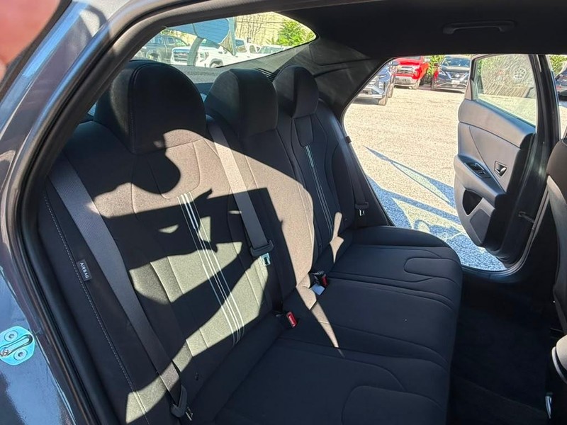 Hyundai Elantra Vehicle Full-screen Gallery Image 19