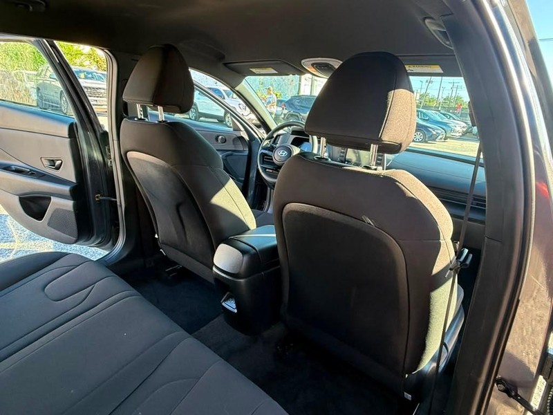 Hyundai Elantra Vehicle Full-screen Gallery Image 20
